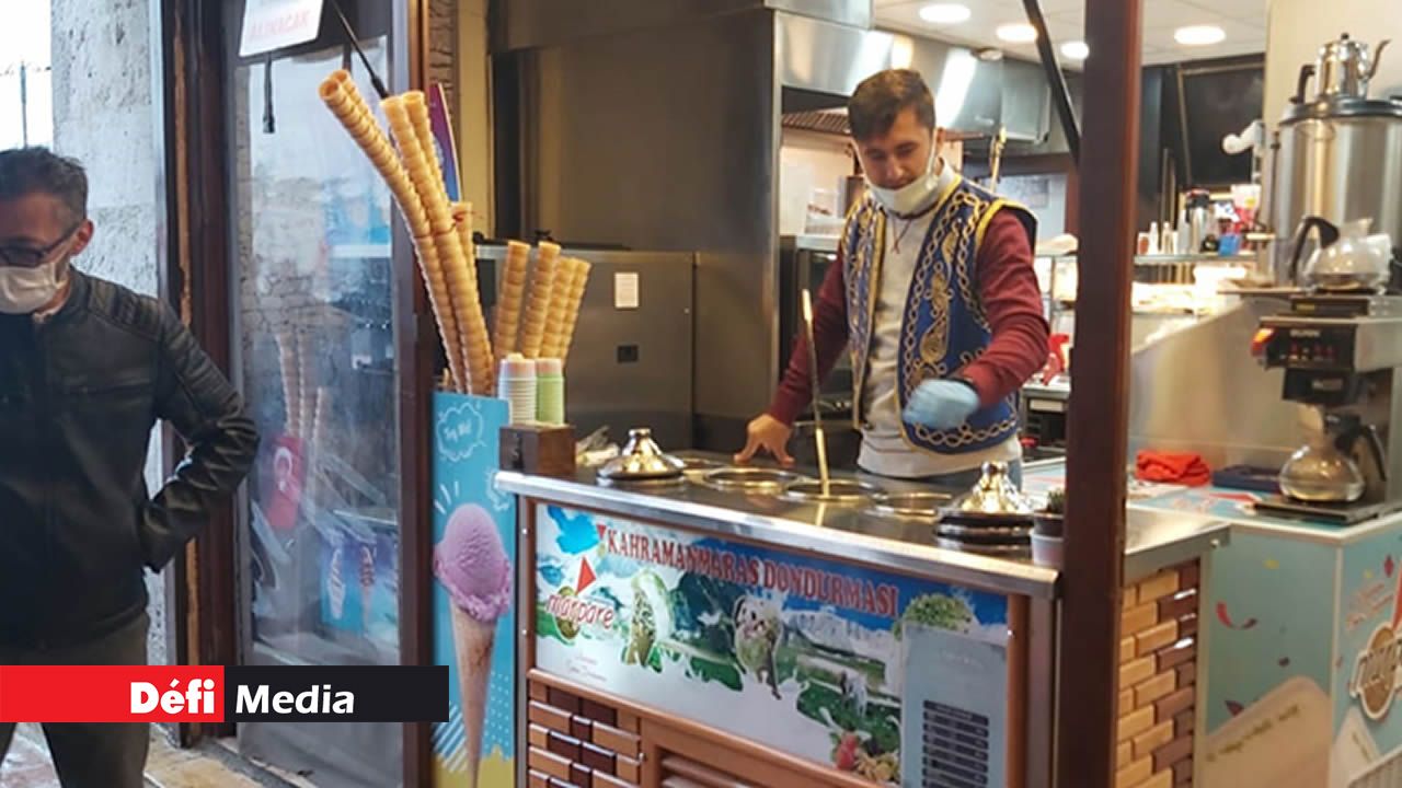 Les marchands de glaces sont devenus célèbres grâce aux réseaux sociaux. Avant de servir leurs clients, ils effectuent des tours de passe-passe, tout en les taquinant.
