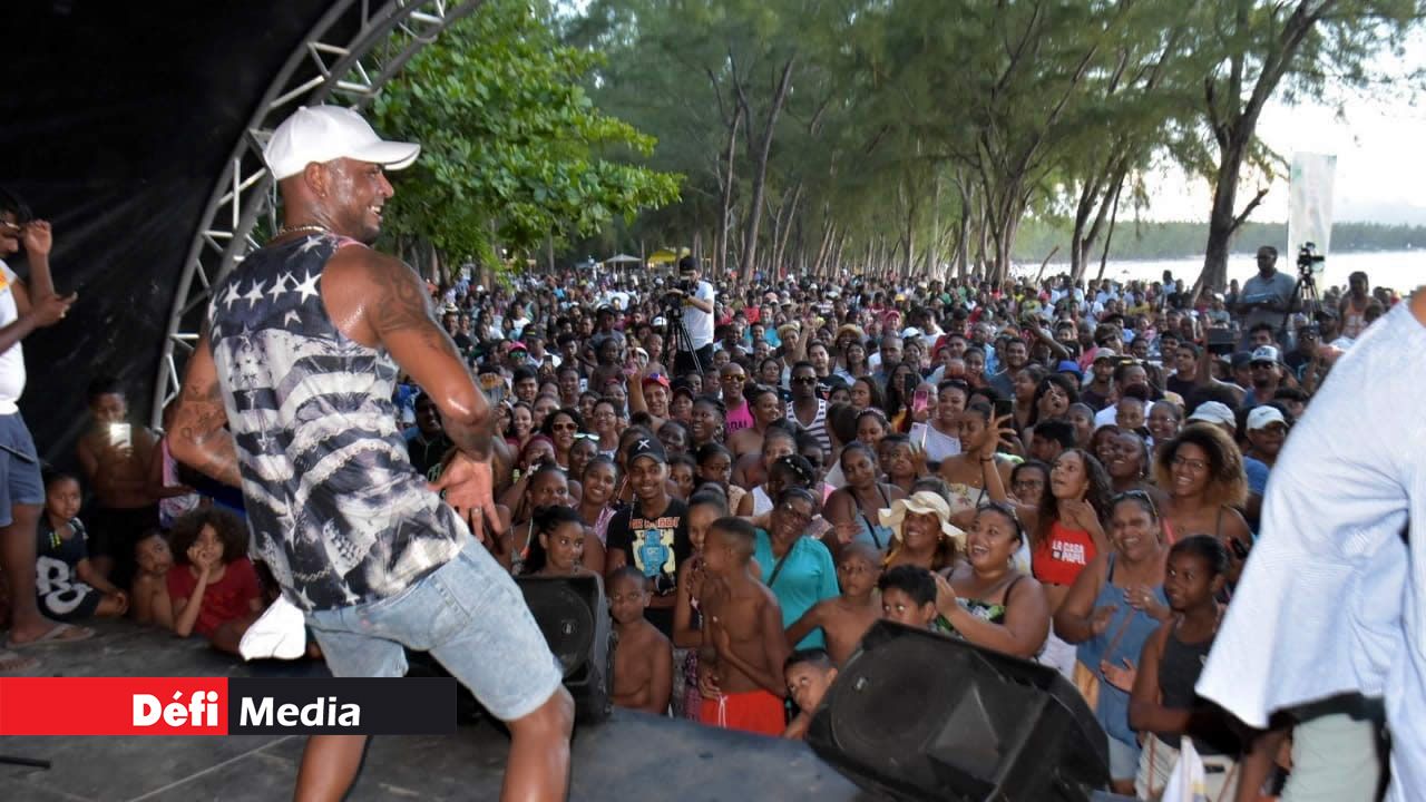 La foule en délire, lors de la performance de Mr Love. Beach Tour Family Fun Day