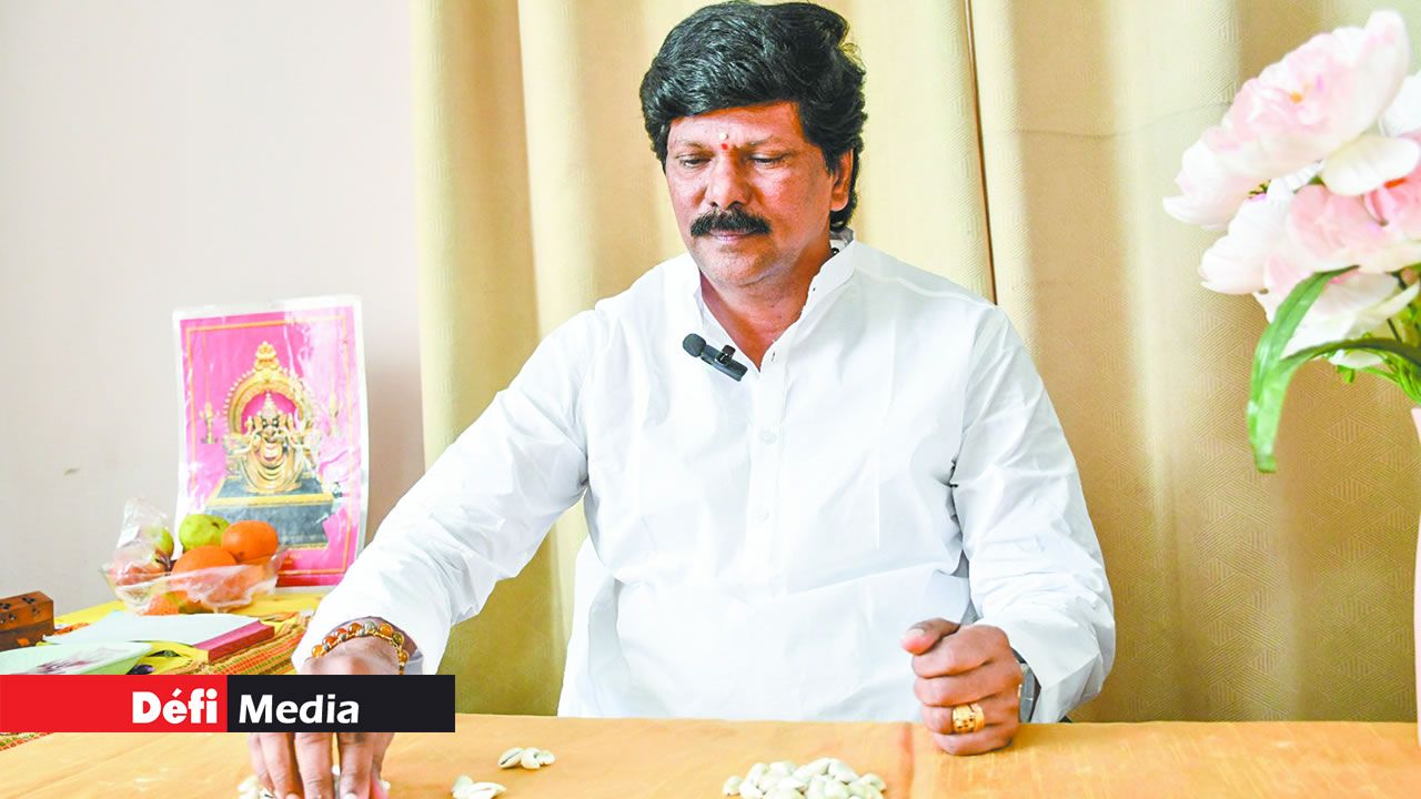 Le Dr T. R. Jayaprakash Kutty, concentré, observant les coquillages qui orientent sa lecture. 