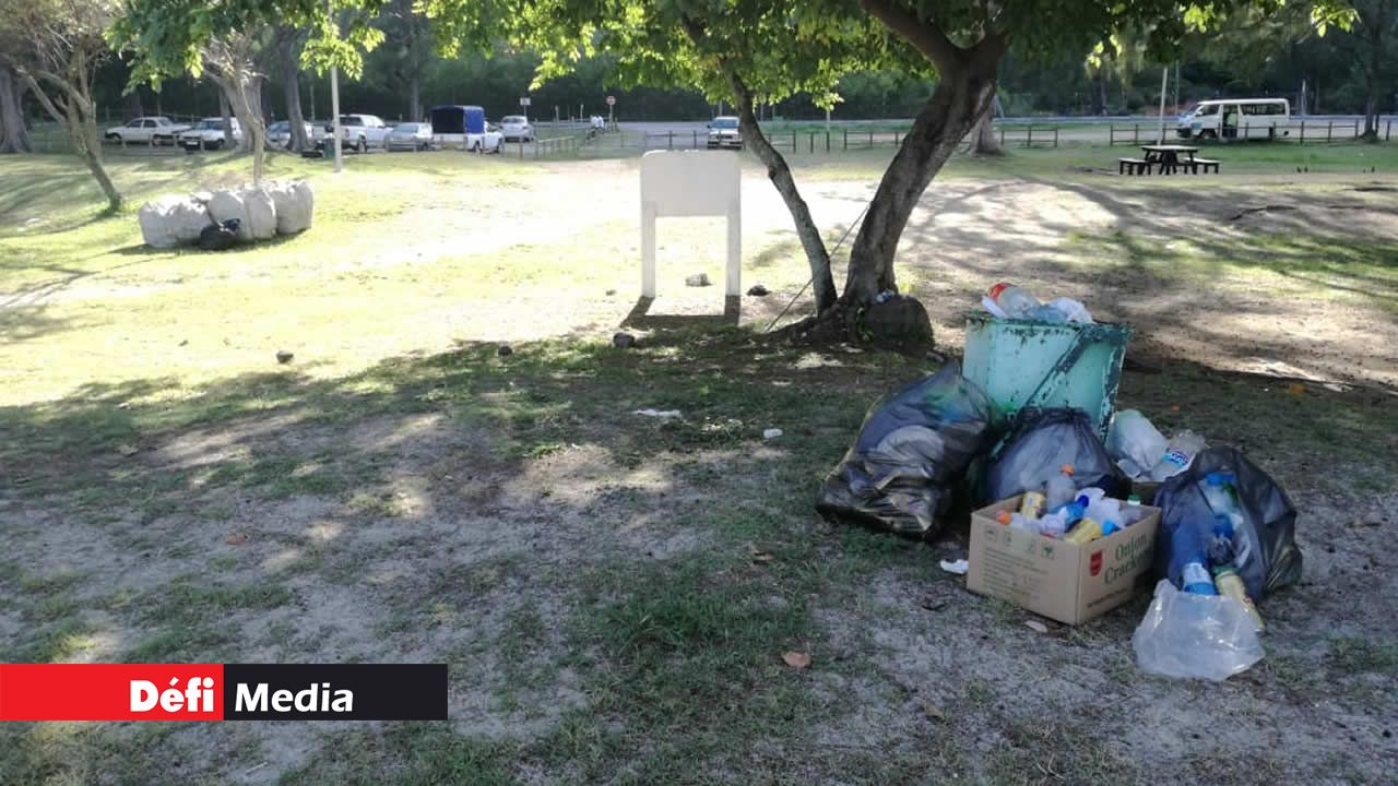 Les plaies de la plage du Morne : manque d’eau et ramassage tardif d’ordures