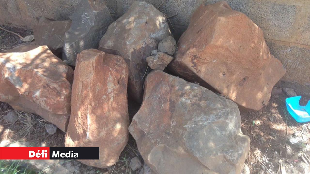 De grosses pierres restent entassées après des travaux de drains.