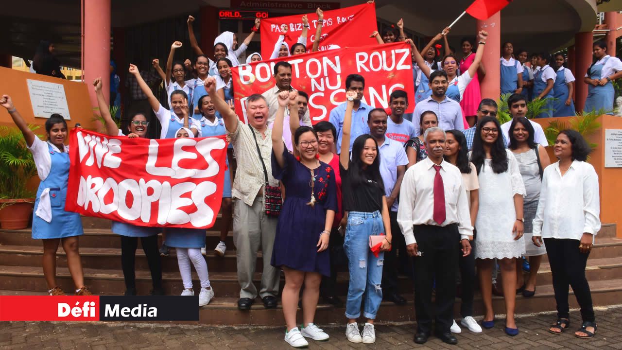 Les filles du Droopnath Ramphul State College exultent de joie.