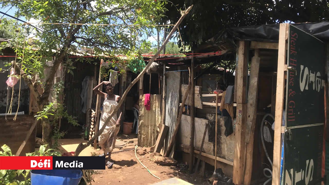 Plusieurs familles vivent dans un amoncellement de bois et de tôle. Dans la mouise à La Ferme