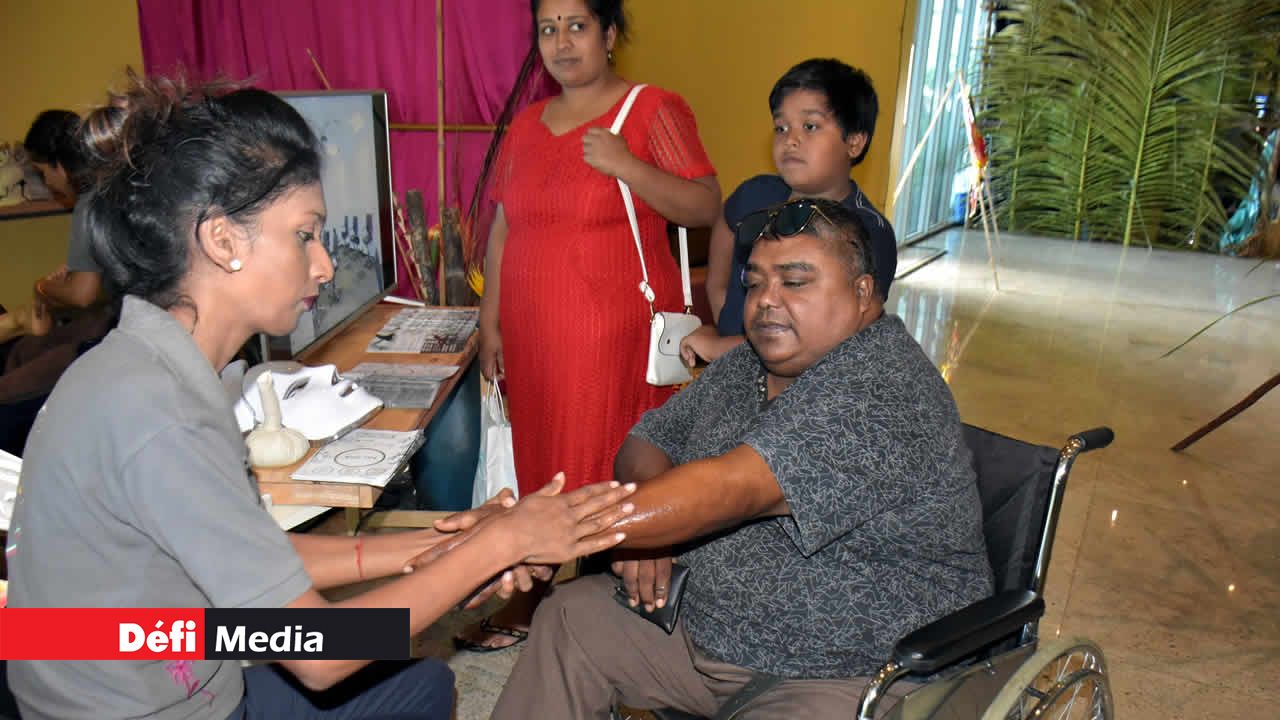 Jeeten a profité d’une petite session de massage de la main offerte gratuitement par Nu Spa. 7e édition du Salon de la Famille et de la Santé