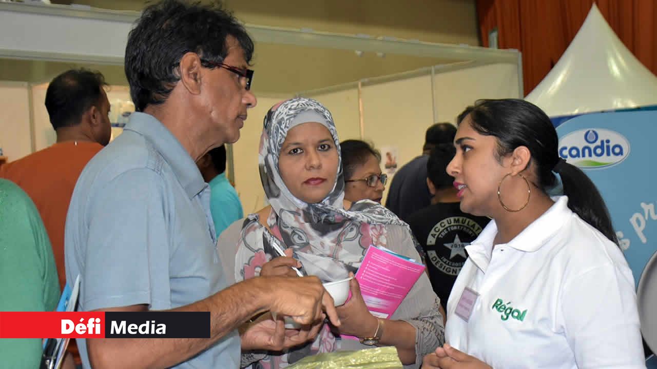 Divya Ruhee, nutritionniste, donnant des conseils aux visiteurs sur le stand de Panagora. 7e édition du Salon de la Famille et de la Santé