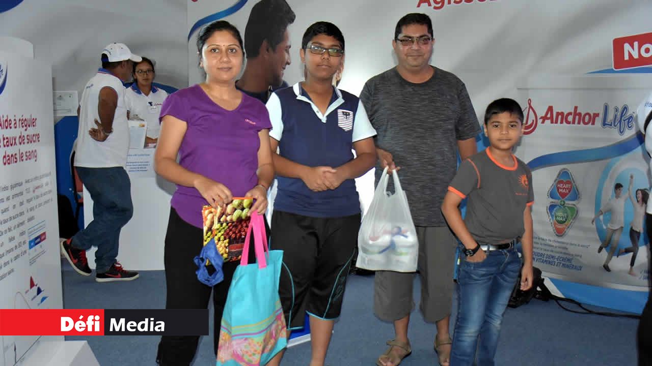 La famille Koveemun contente de ses achats chez Weetabix. 7e édition du Salon de la Famille et de la Santé