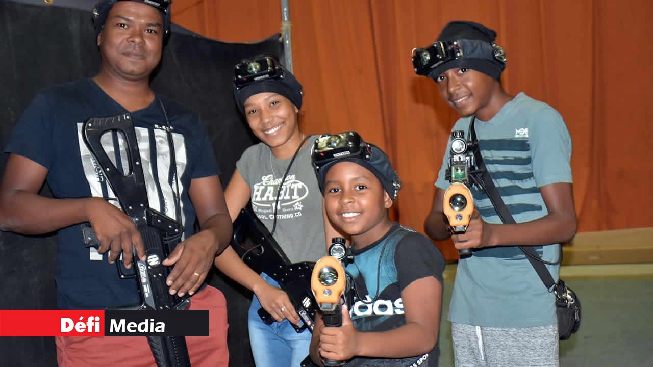 Séance de Battle zone pour ces jeunes sur le stand de Vertical World. 7e édition du Salon de la Famille et de la Santé