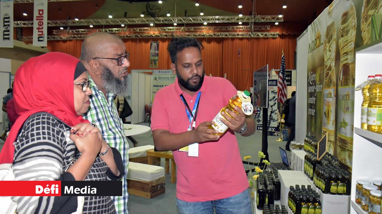 Abdulla et Nasreen Atchia s’informant sur le stand de Moroil. 7e édition du Salon de la Famille et de la Santé