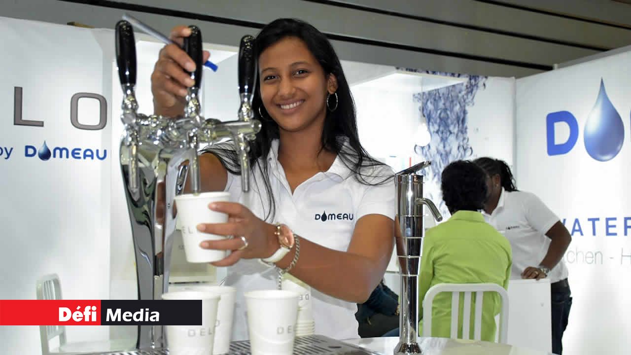 Une charmante représentante des filtres à eau Domeau. 7e édition du Salon de la Famille et de la Santé