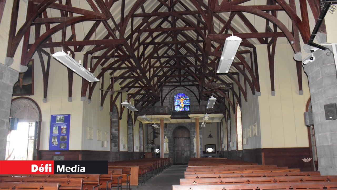 La charpente rappelle la coque d’un bateau renversée.