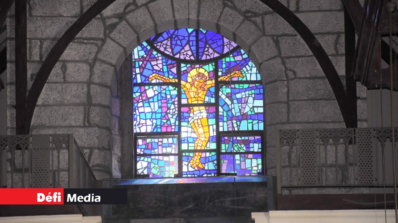 Ce sont les pierres volcaniques qui confèrent à l’édifice son aspect hors du commun.