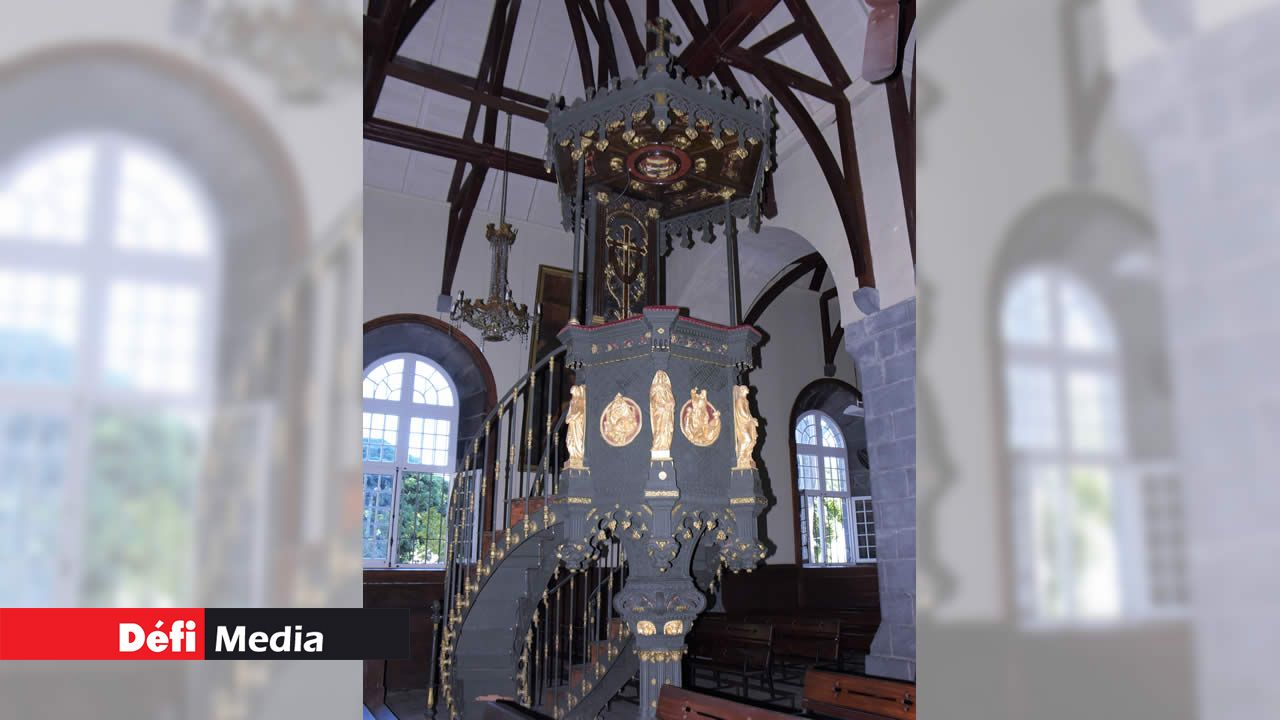 La chaire à prêcher en fonte se tient fièrement au milieu de l’église.