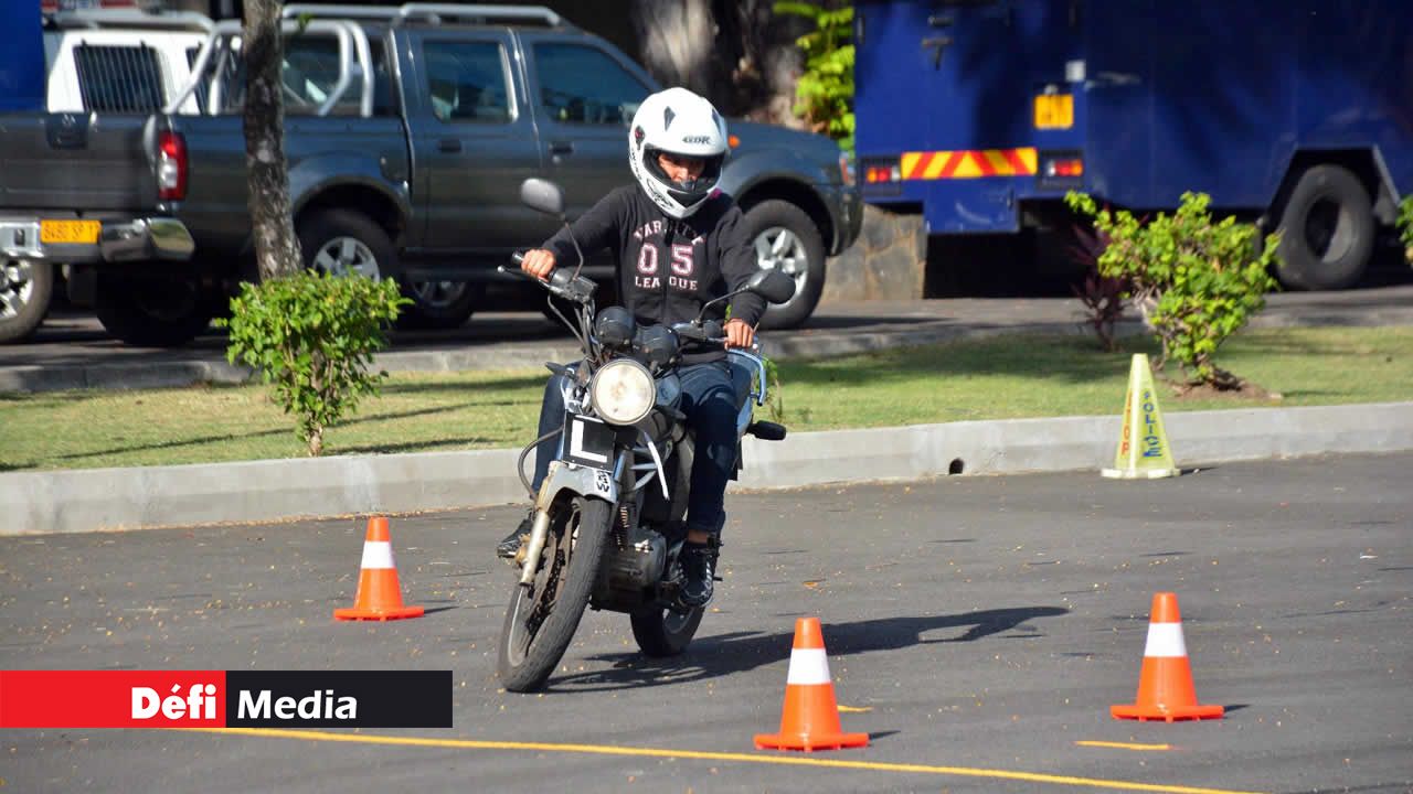 Une piste improvisée entre cinq cônes aidera à juger la maîtrise des motocyclistes.