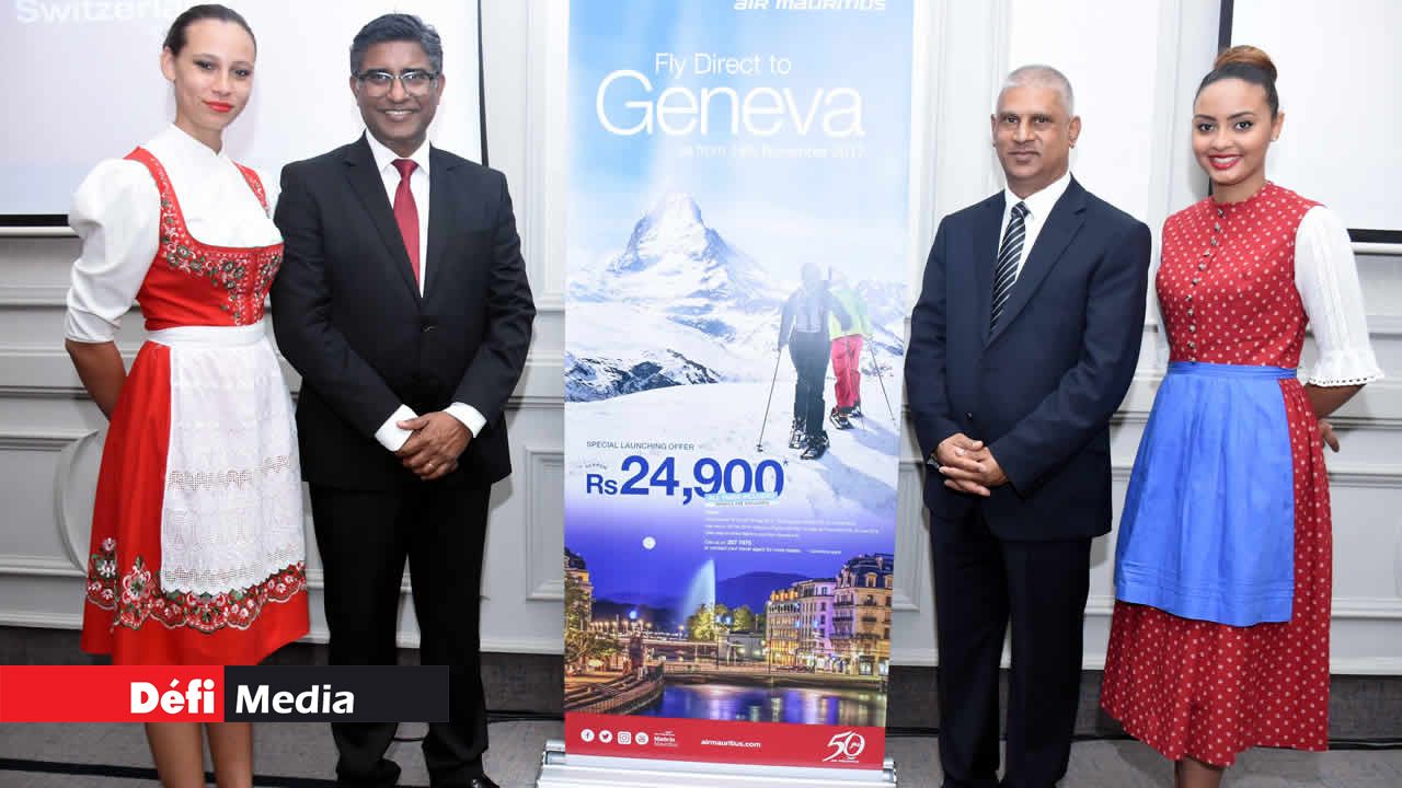 Prem Sewpaul (à g.) et Raj Deenanath encadrés d’hôtesses en tenue traditionnelle.