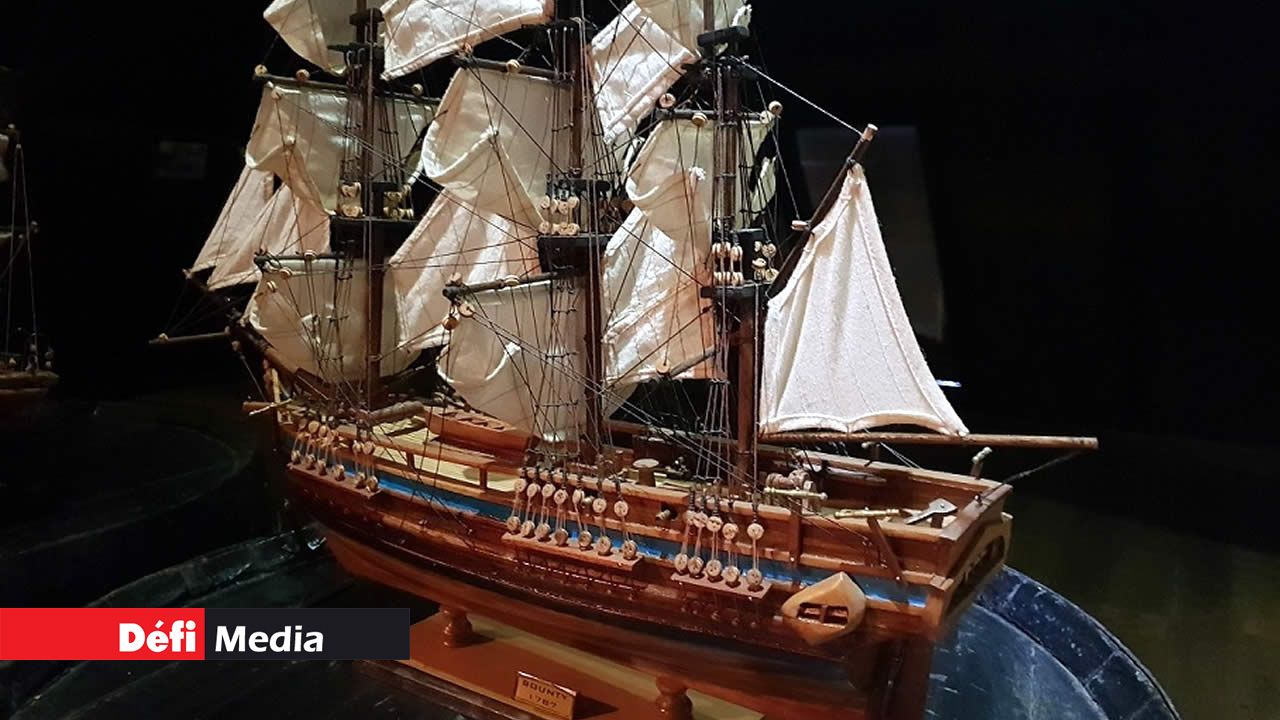 Une maquette de bateau en vente au restaurant. Patrimoine