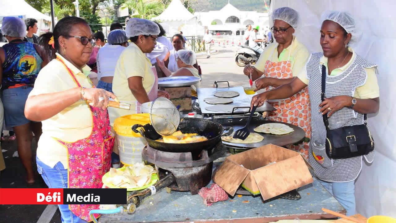 Ces bénévoles préparent avec soin des repas simples, mêlant générosité et chaleur pour nourrir corps et cœur des pèlerins.