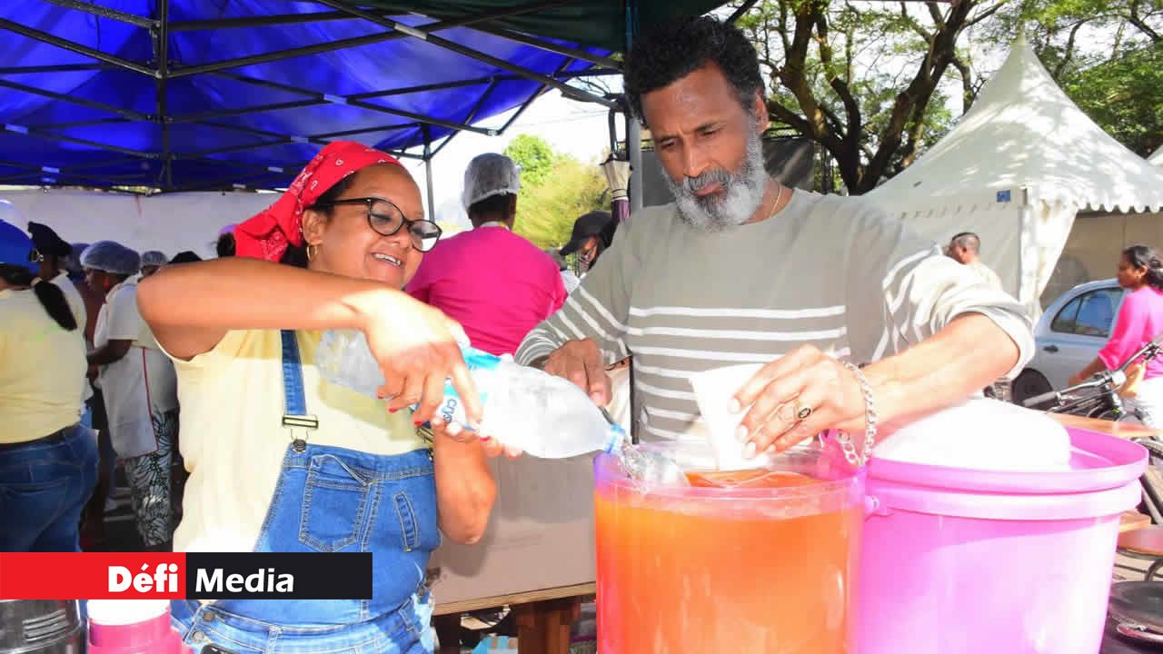 Dans l’ombre de la foule, ces bénévoles œuvrent avec dévouement, pour offrir du réconfort aux pèlerins assoiffés.