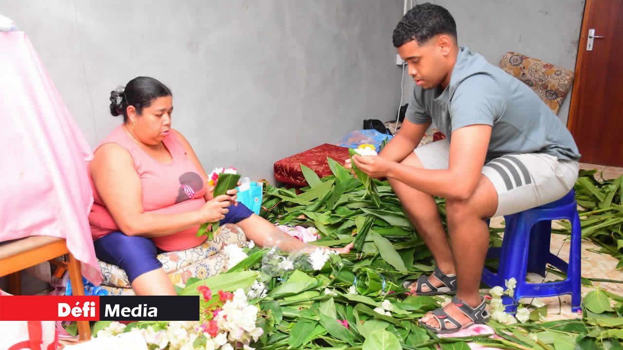 Sous les doigts habiles, les bouquets naissent comme des œuvres d’art éphémères, messagers d’une foi en héritage.