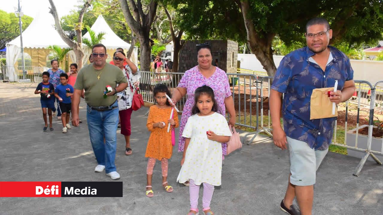 Ces familles avancent unies vers le caveau, témoignant du caractère intergénérationnel du pèlerinage.