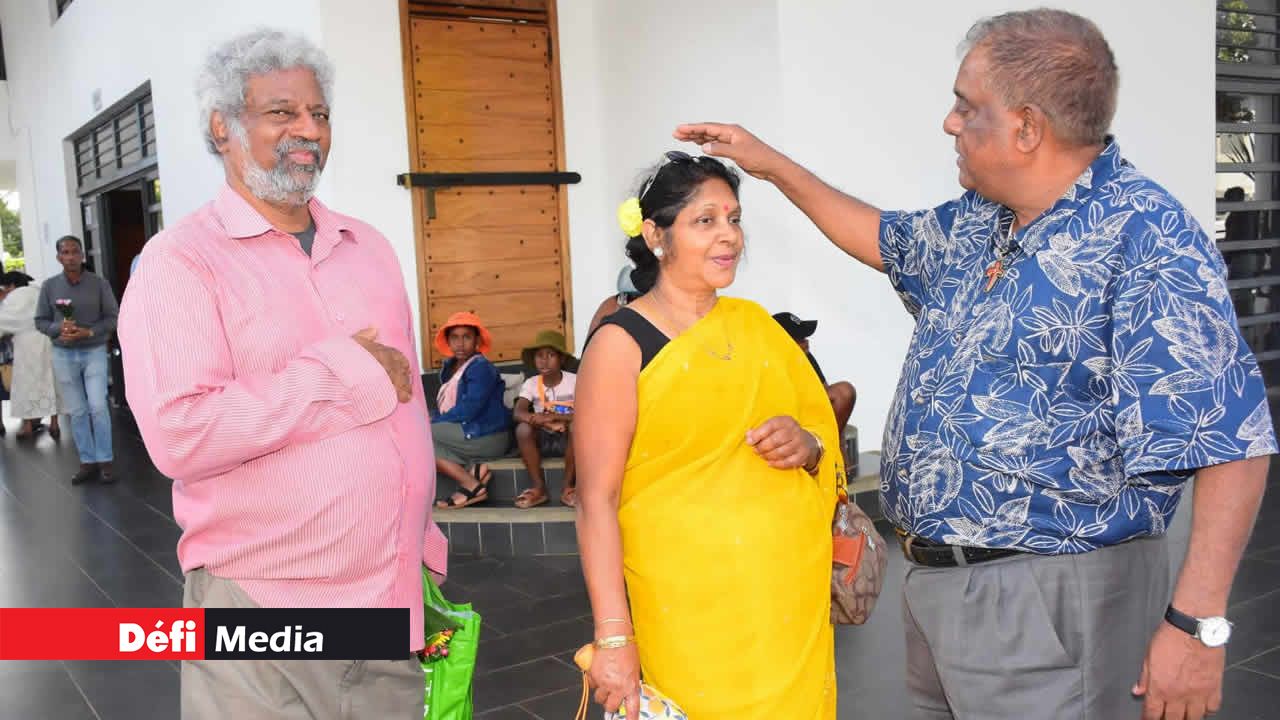 La bénédiction du père André Sunnasy éclaire le visage d’une pèlerine, rappel que ce rendez-vous unit cœur et esprit.