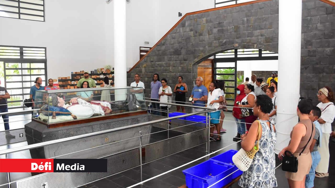 Au caveau du Père Laval, lieu chargé d’histoire et de miracles, chaque pas résonne comme une prière vivante.