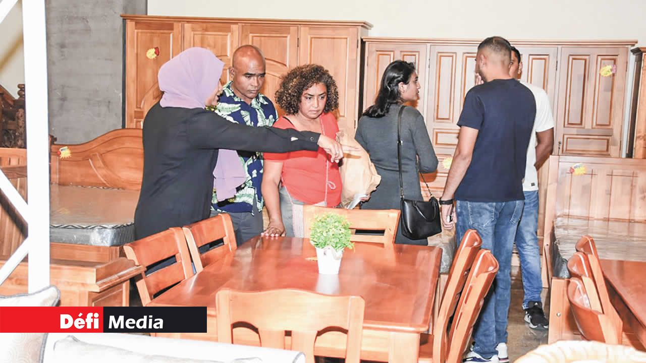 Living Teak dévoile une vaste gamme de meubles en teck pour les visiteurs.