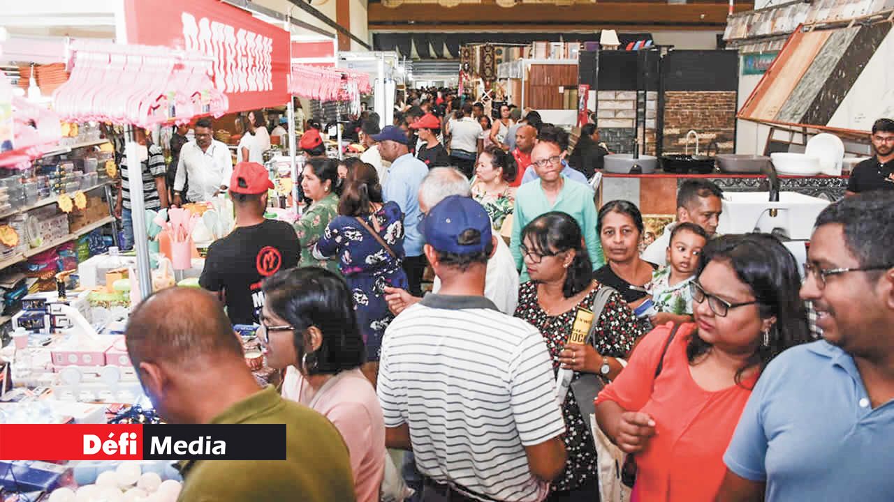 De nombreux Mauriciens se sont déplacés pour saisir les bonnes affaires.