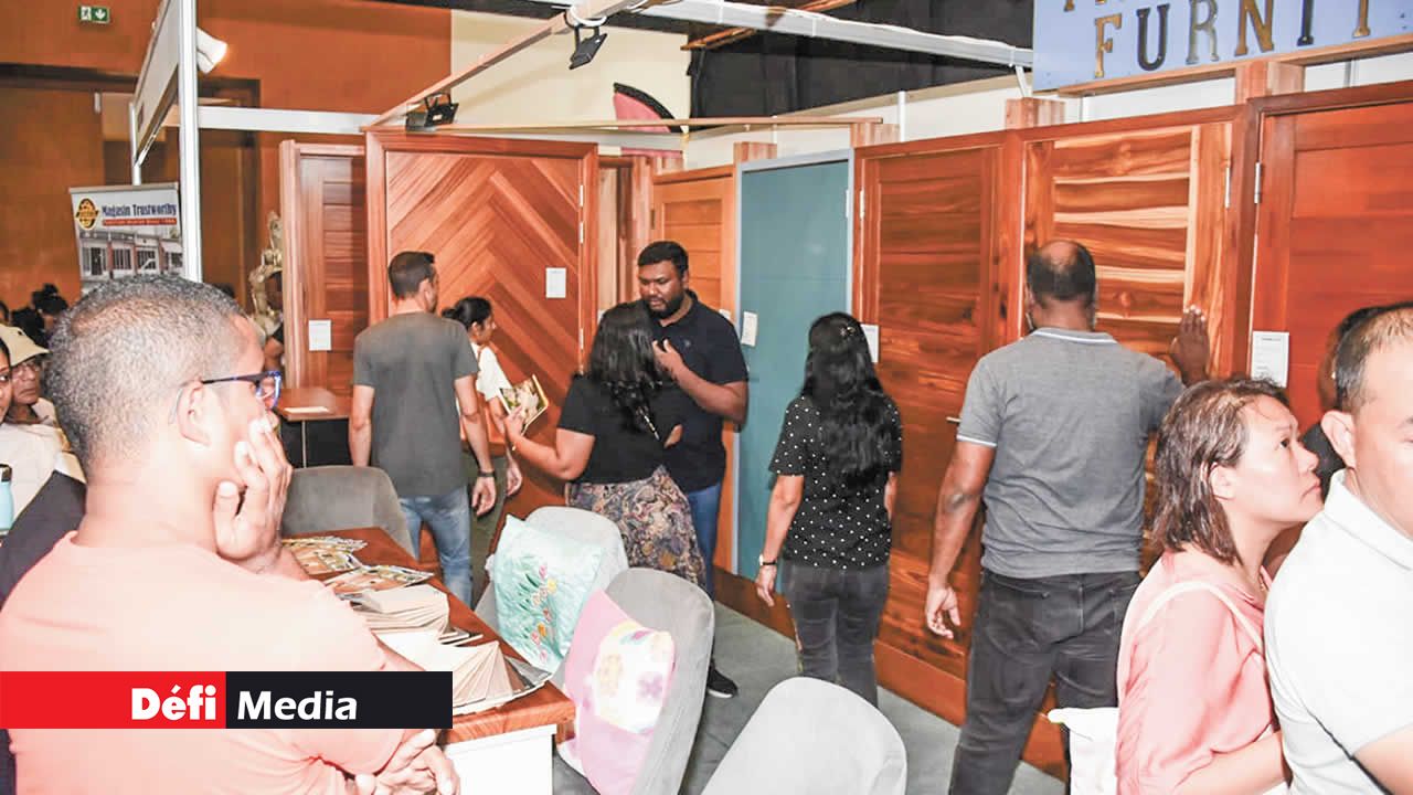 Ste Trustworthy & Co. Ltd met en avant des portes de haute qualité, notamment des portes d’entrée et des « flush doors ».