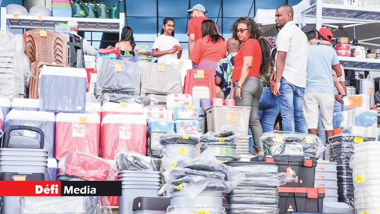 Young Bros affiche un large éventail de produits plastiques à des tarifs promotionnels.