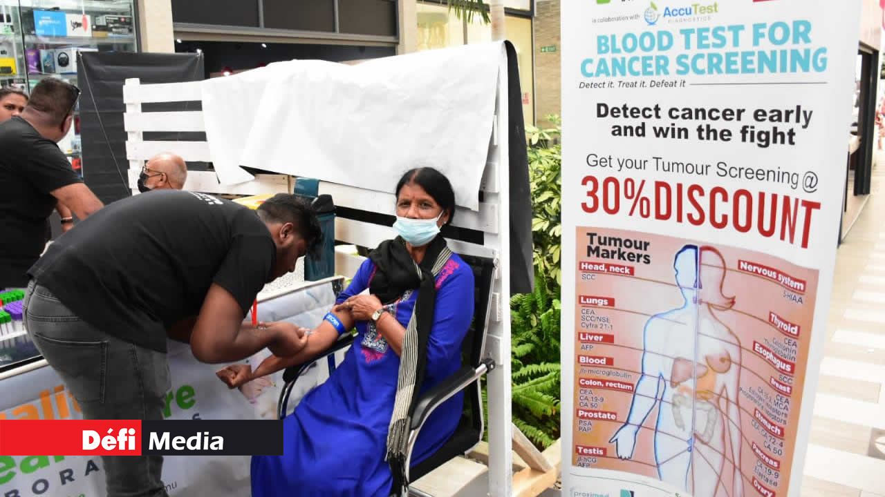 En faisant une prise de sang, les visiteurs pourront avoir une indication de leur état de santé.
