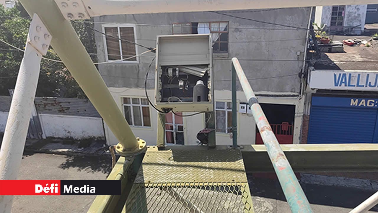 La passerelle au niveau de Résidence Vallijee ne semble plus pouvoir résister au temps qui passe.