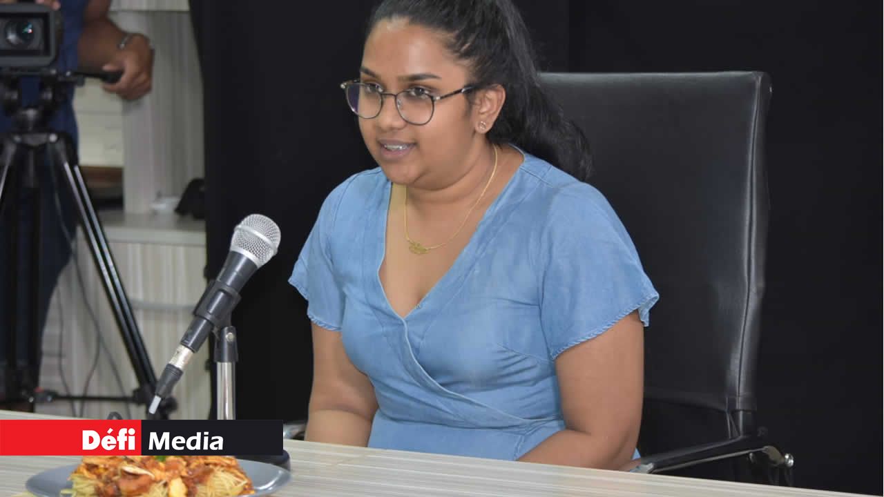 La jeune Eshita Appadu, 17 ans, a présenté sa spécialité, un plat de spaghetti bolognaise.