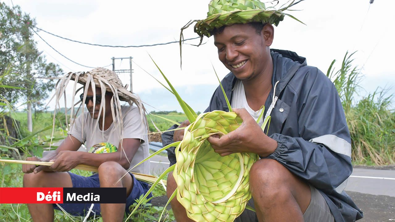 Ils n’utilisent que des techniques simples et précises pour éviter l’infiltration d’eau dans les chapeaux. Leur savoir-faire, leur patience, leur créativité et leur amour sont tout simplement utilisés pour produire ces merveilles, expliquent ces deux jeunes.