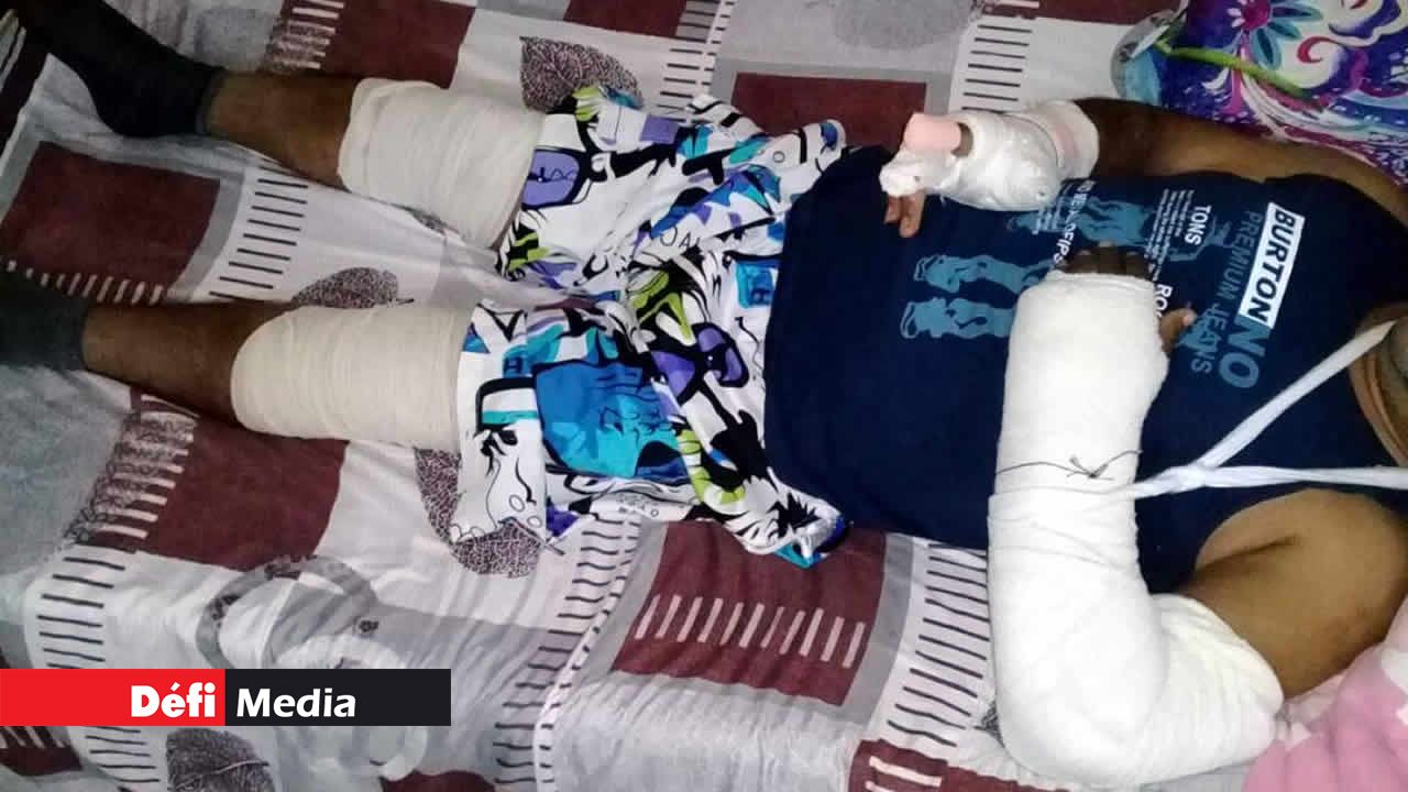 Navin dit avoir été immobilisé par deux individus pendant que trois autres le rouaient de coups.