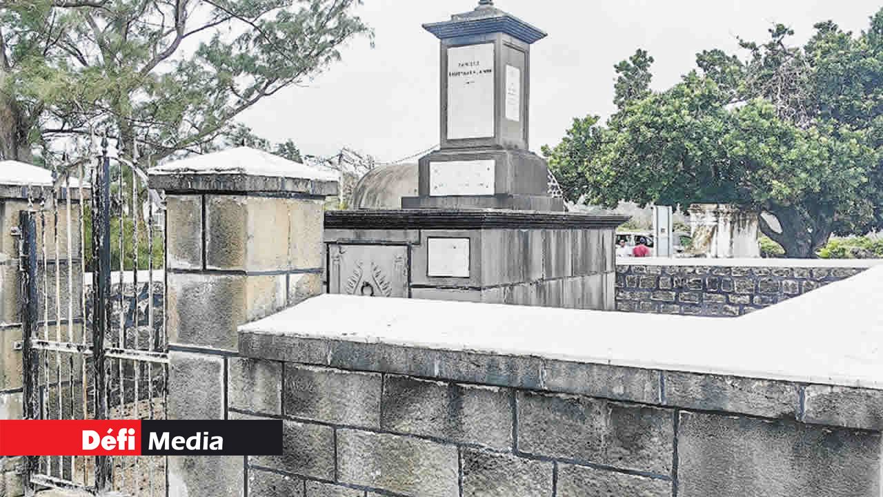 Le cimetière marin se distingue par ses caveaux familiaux ceinturés de murets bretons.