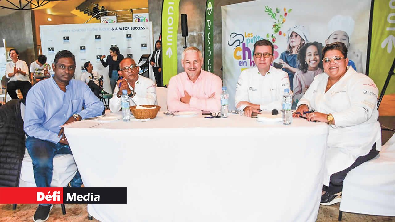 Le jury est composé de Selven Munisamy, Nizam Peeroo, Renaud Azema, Jerry Bastiaan et d’Emmanuelle Coquet (g. à dr.).