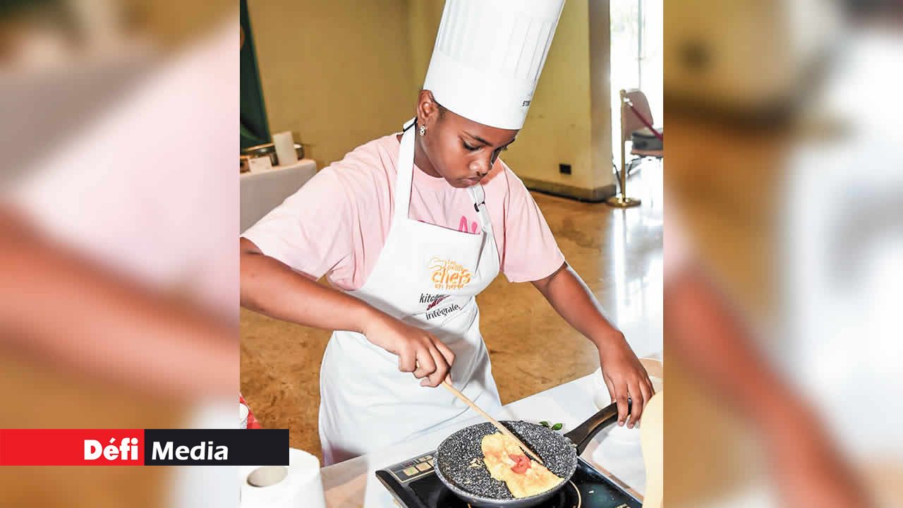 Noemi Sardine, 13 ans, était très concentrée en faisant son omelette.
