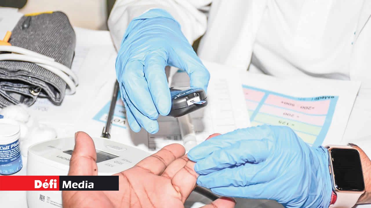Dépistages de diabète et de tension artérielle sur le stand de Cap Research.