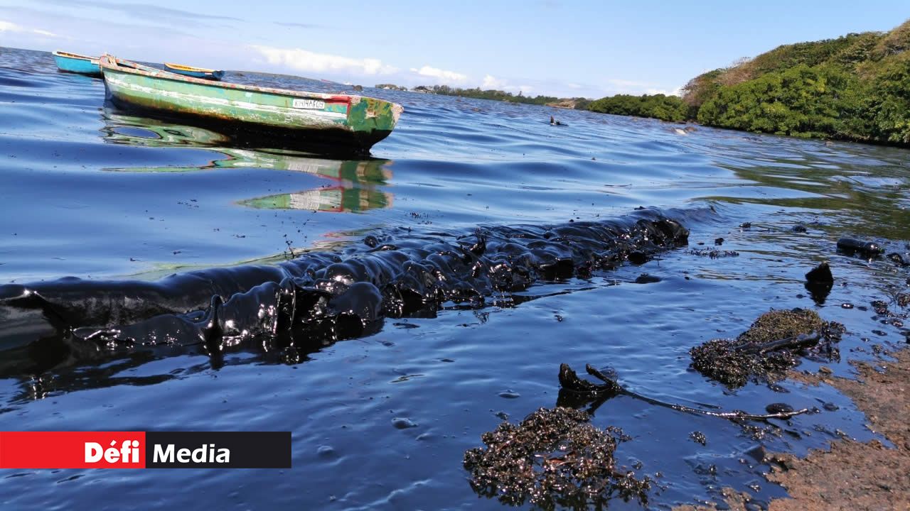 Les vagues sont noires à Rivière-des-Créoles. Marée noire