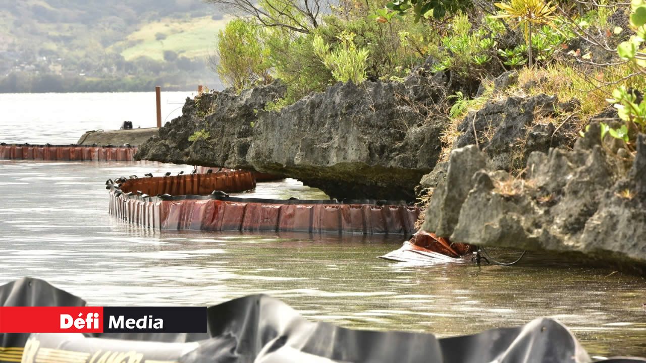 Le front de mer de Mahebourg sent le mazout… Marée noire