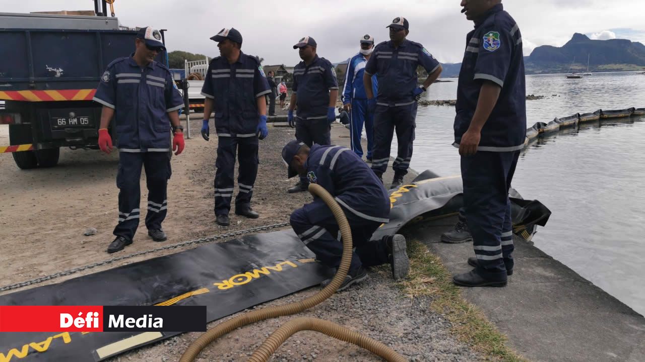 La police s’active sans relâche pour placer des barrages à Pointe-Jérôme. Marée noire