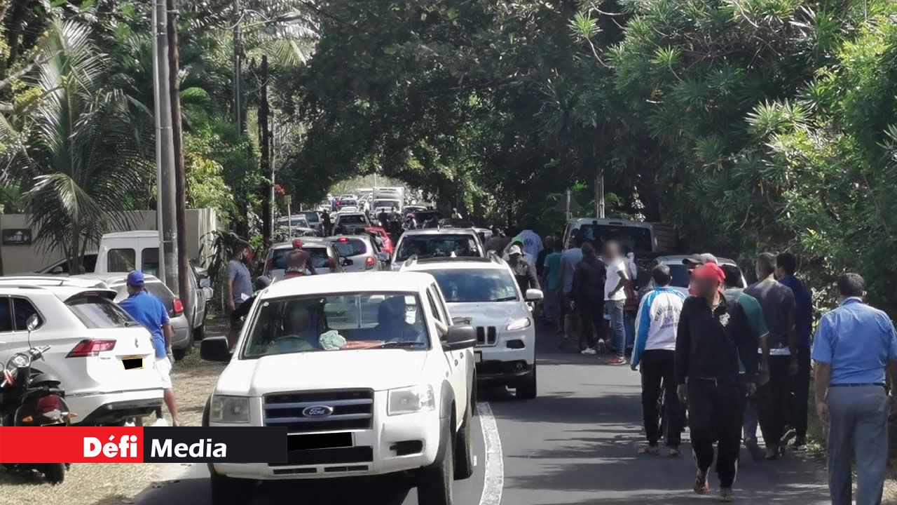 Autre problème à Pointe-d’Esny, c’est que l’incident provoque des embouteillages. Des curieux affluent de tout part pour voir le navire. Marée noire