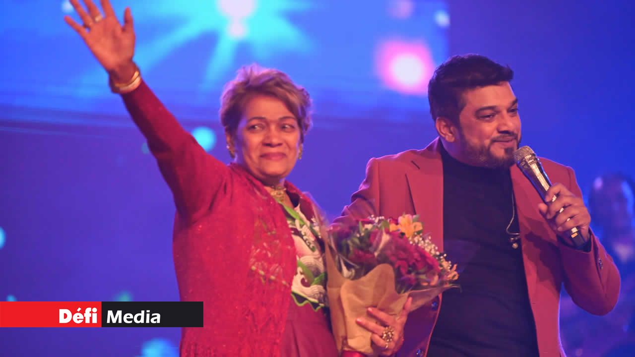 King a pris un moment pour rendre hommage à deux femmes qui comptent énormément dans sa vie. La première, sa mère, Maya Kheejoo, a été invitée sur scène et elle a reçu un bouquet de fleurs.