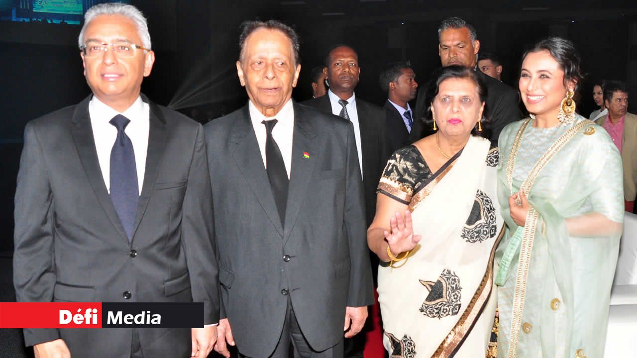 Pravind Jugnauth, son père sir Anerood, sa mère Sarojini et Rani Mukerji. 