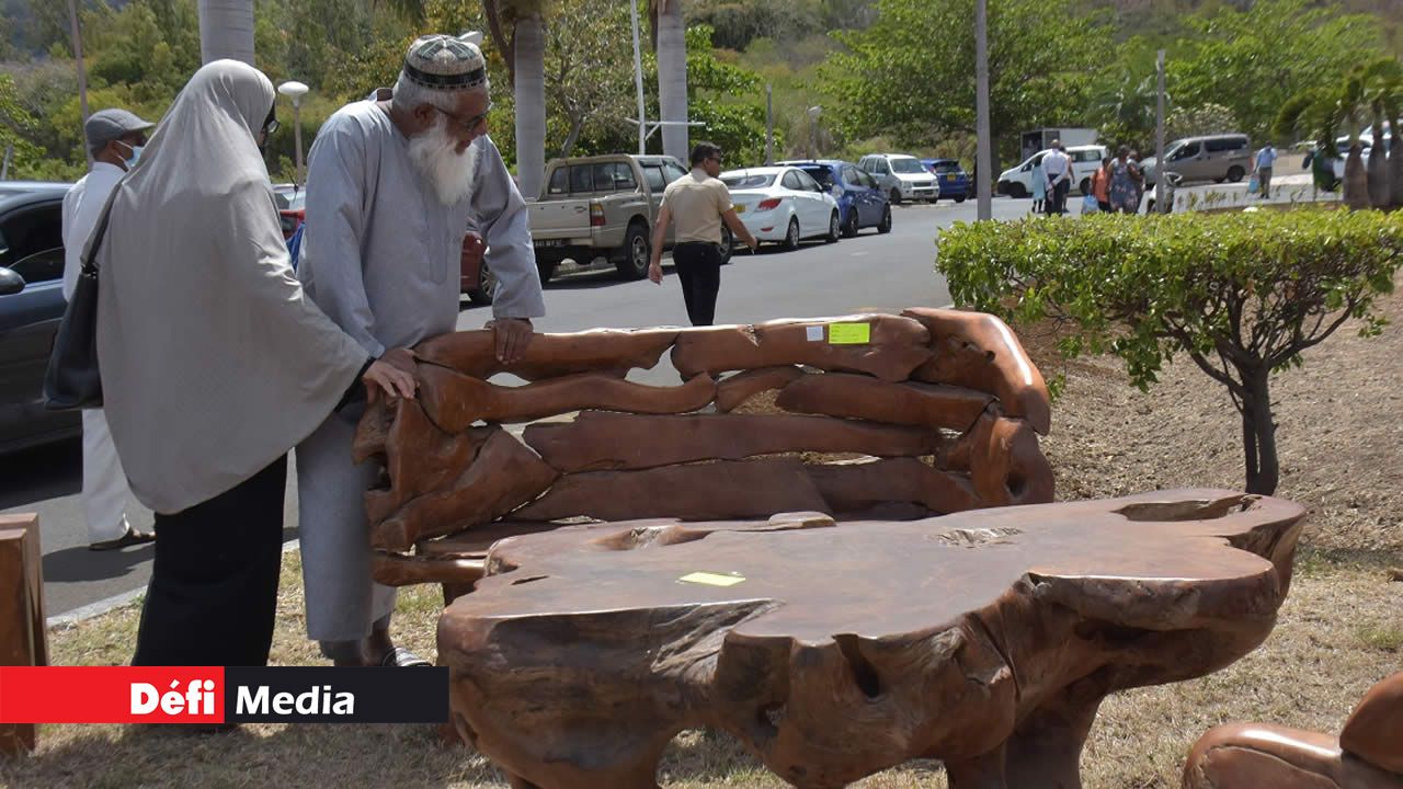 Les mobiliers contemporains de Million Teak ont suscité l’intérêt.