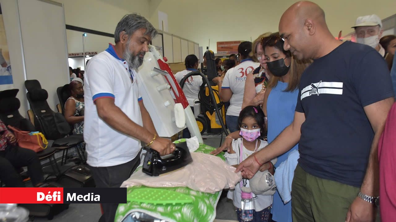 Tectonic assure des démonstrations de ses fers à vapeur.
