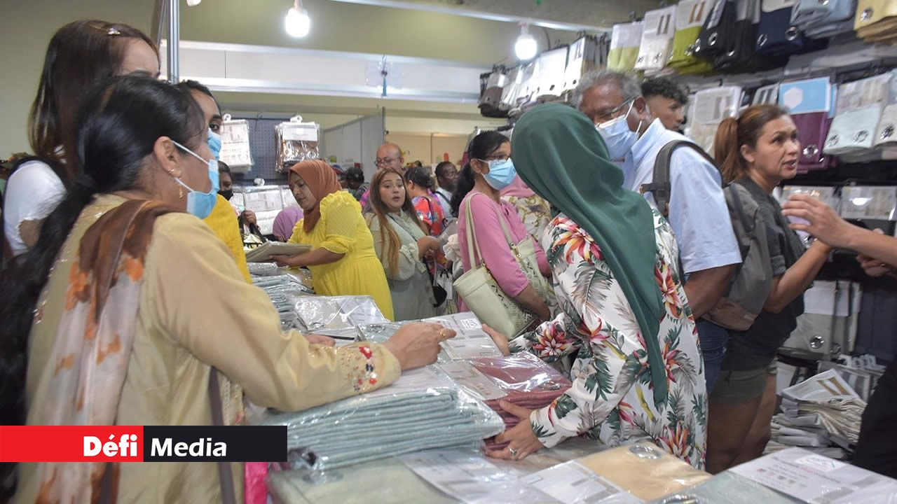 The Curtain Shop propose des rideaux à Rs 200.