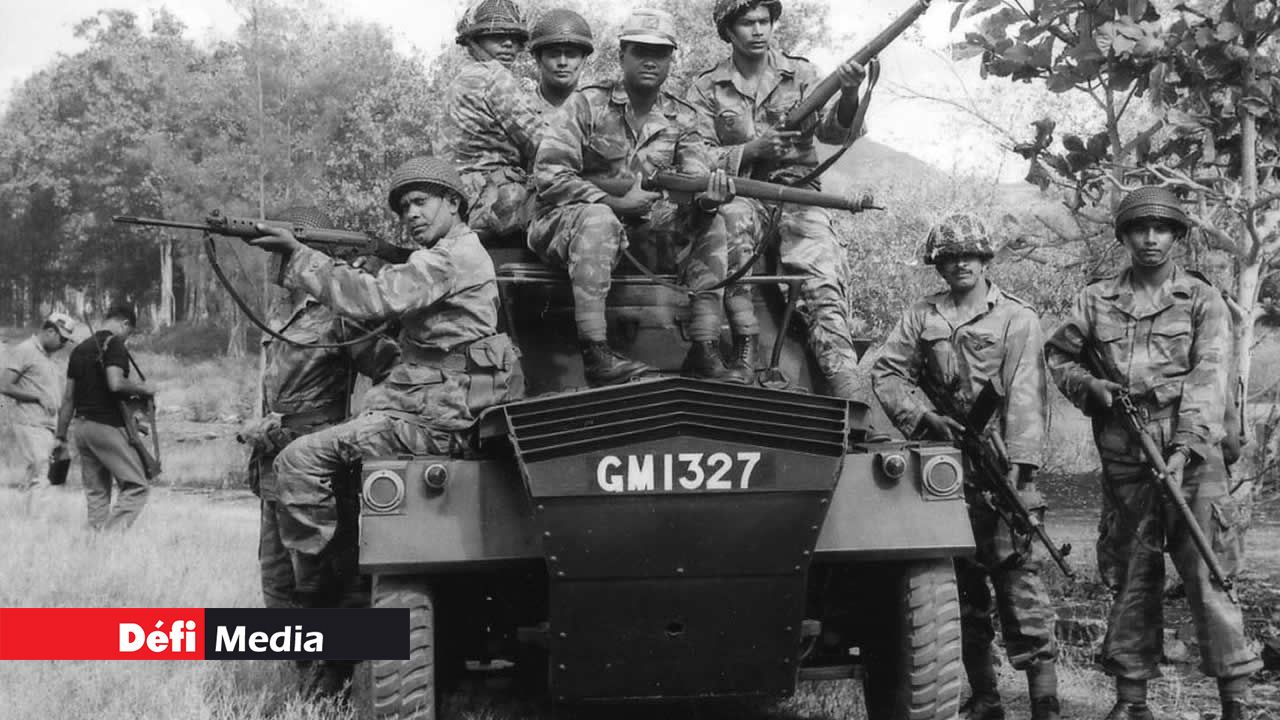 Des soldats de la Special Mobile Force posant pour Goorooduth Chuttoo. Des soldats de la Special Mobile Force posant pour Goorooduth Chuttoo.