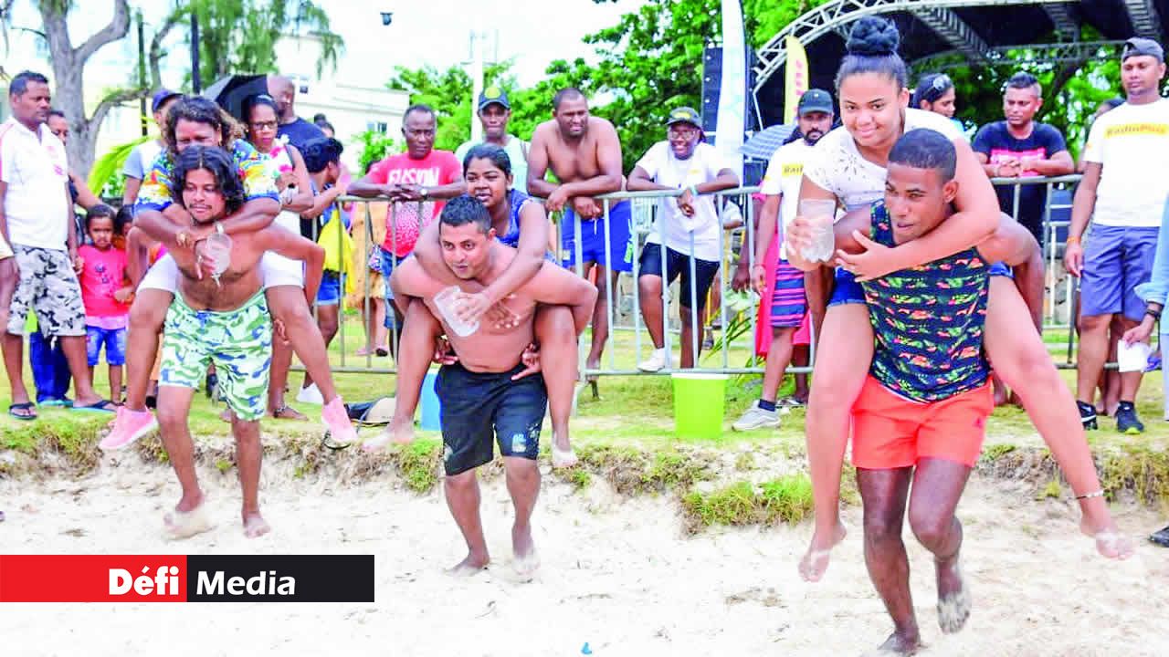 Des jeux étaient organisés pour les couples. Beach Tour de Radio Plus