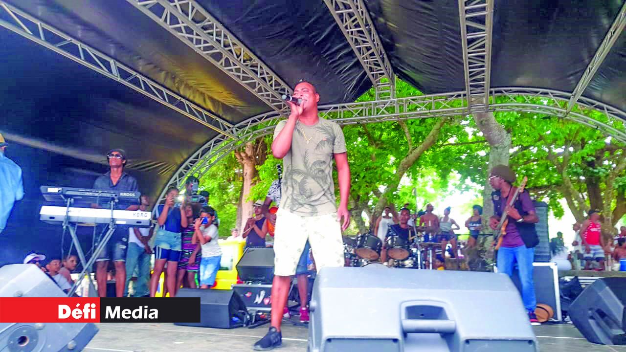 Le chanteur Clarel Armel a clôturé l’événement en beauté. Beach Tour de Radio Plus